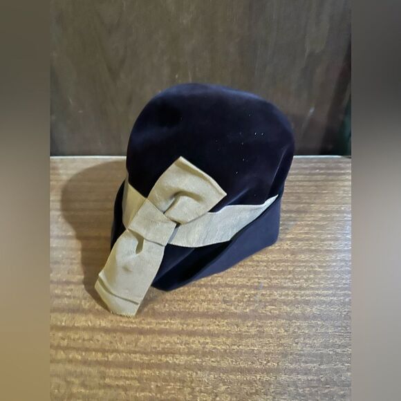 Vintage America Black and Cream Cloche Hat